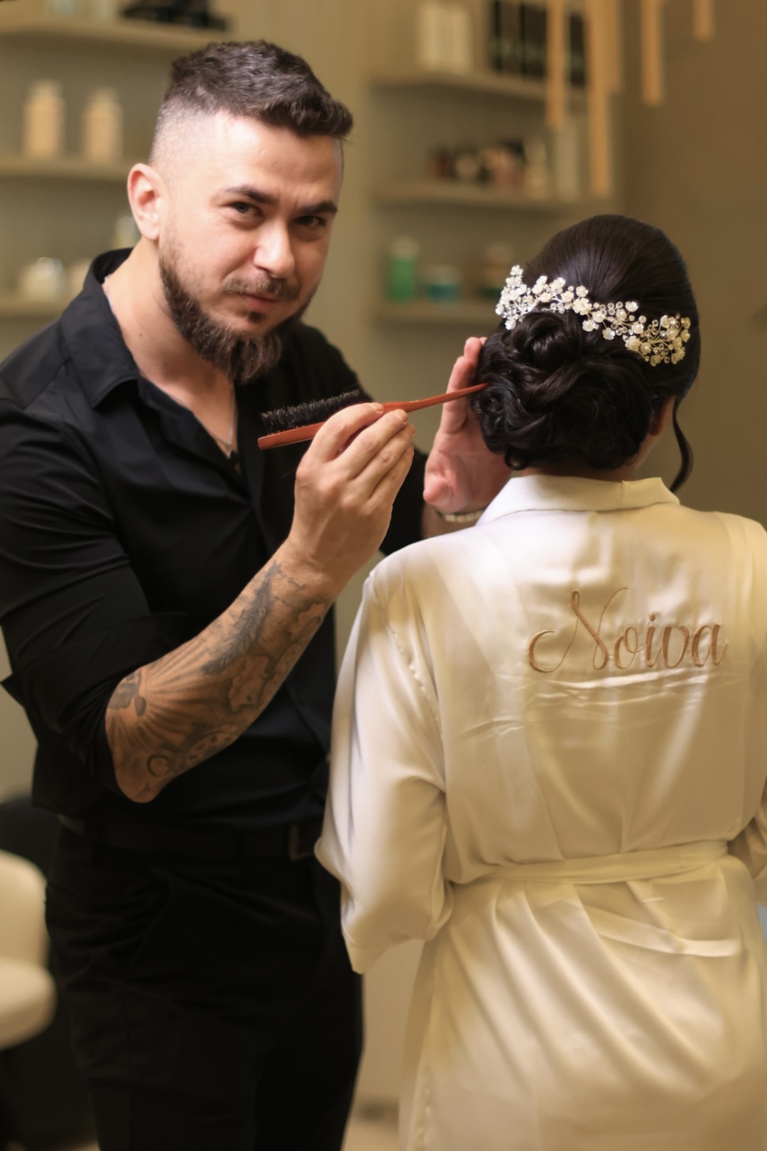 Penteado de noiva com acessório floral